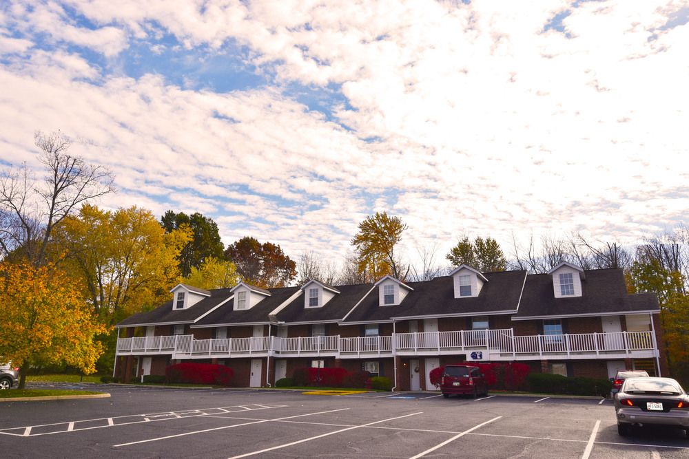 Tallmadge Pointe Apartments: 306 Northeast Ave, Tallmadge, OH 44278